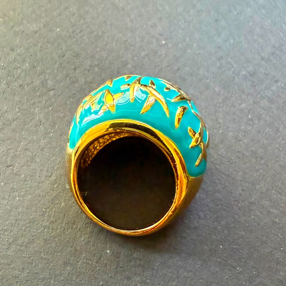 CLOSET CLEAR OUT !! THIS BEAUTIFUL Gold and Blue Enamel Ring size 7!